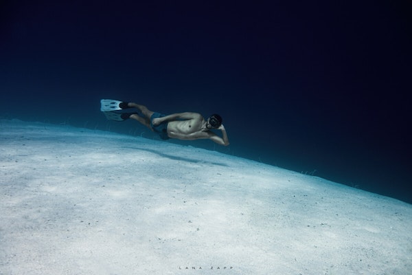 Freediver chilling underwater - Lana Zapp Photography