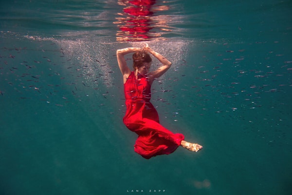 Dancing underwater - Lana Zapp Photography