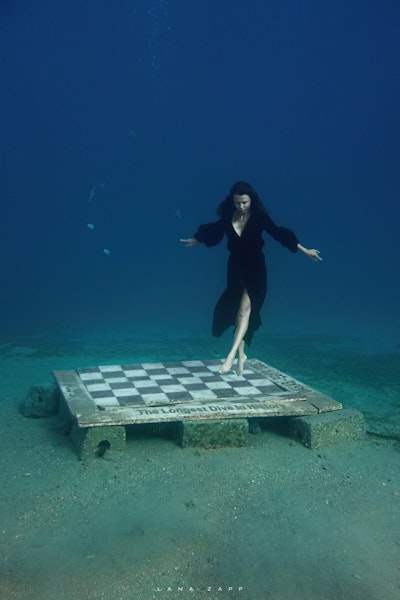 Underwater chess game - Lana Zapp Photography