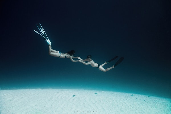 Romantic Freediving Moment - Lana Zapp Photography