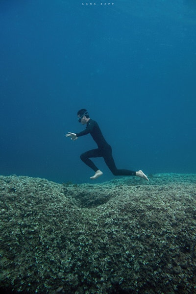 Boris Milosic walking underwater - Lana Zapp Photography