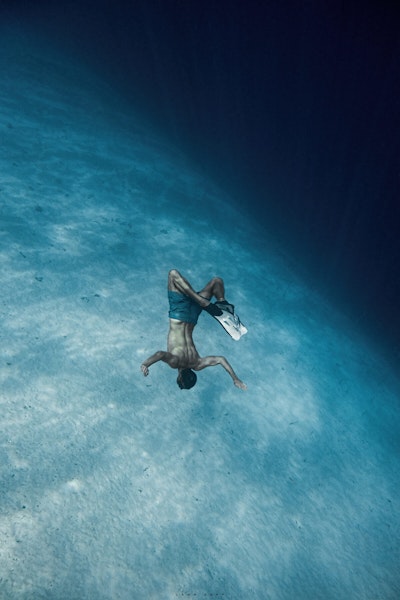 Freediver posing underwater - Lana Zapp Photography